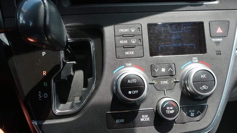 Used 2017 Toyota Sienna SE Premium FWD image 21