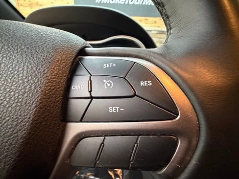 Used 2018 Jeep Grand Cherokee Laredo AWD/4WD image 26