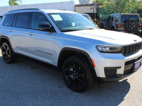 Used 2023 Jeep Grand Cherokee L Laredo image 3