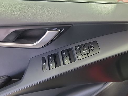 Used 2025 Kia Niro LX FWD image 35