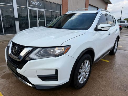 Used 2019 Nissan Rogue SV image 2