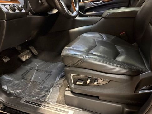 Used 2020 Cadillac Escalade Luxury w/ Escalade Sport Edition AWD/4WD image 10