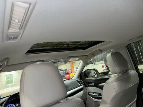 Used 2019 Toyota Highlander XLE AWD/4WD image 25