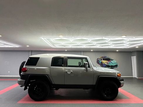 Used 2007 Toyota FJ Cruiser Sport Utility 2D image 7