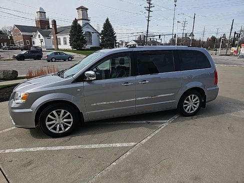 Used 2014 Chrysler Town & Country Touring-L image 8