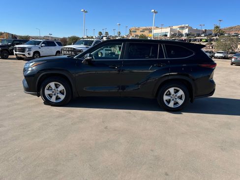 Used 2024 Toyota Highlander LE image 2