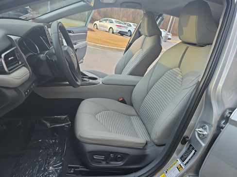 Used 2024 Toyota Camry SE image 14