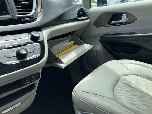 Used 2019 Chrysler Pacifica Touring-L FWD image 24