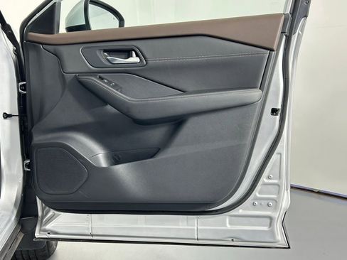 Used 2022 Nissan Rogue SV w/ SV Premium Package image 9