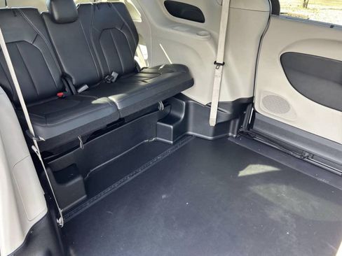 Used 2022 Chrysler Voyager LX FWD image 6
