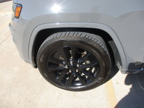 Used 2019 Jeep Grand Cherokee Altitude image 3