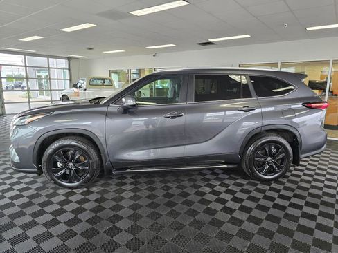 Used 2024 Toyota Highlander XLE AWD/4WD image 6