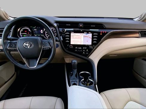Used 2020 Toyota Camry XLE w/ Sunroof Package FWD image 14