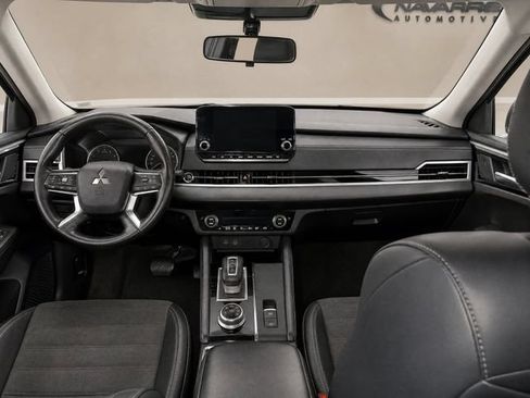 Used 2024 Mitsubishi Outlander SE Black Edition FWD image 11