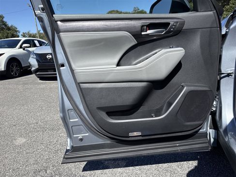 Used 2023 Toyota Highlander Limited image 17