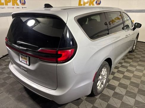 Used 2024 Chrysler Pacifica Touring-L FWD image 3