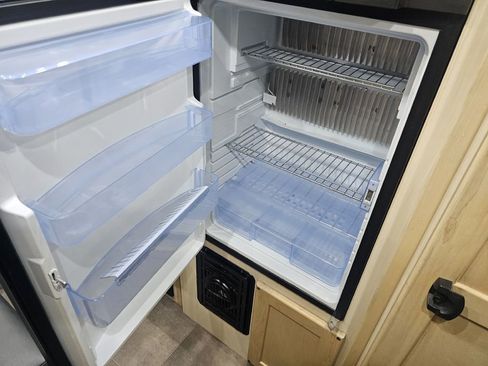 Used 2019 Mercedes-Benz Sprinter 144 image 22