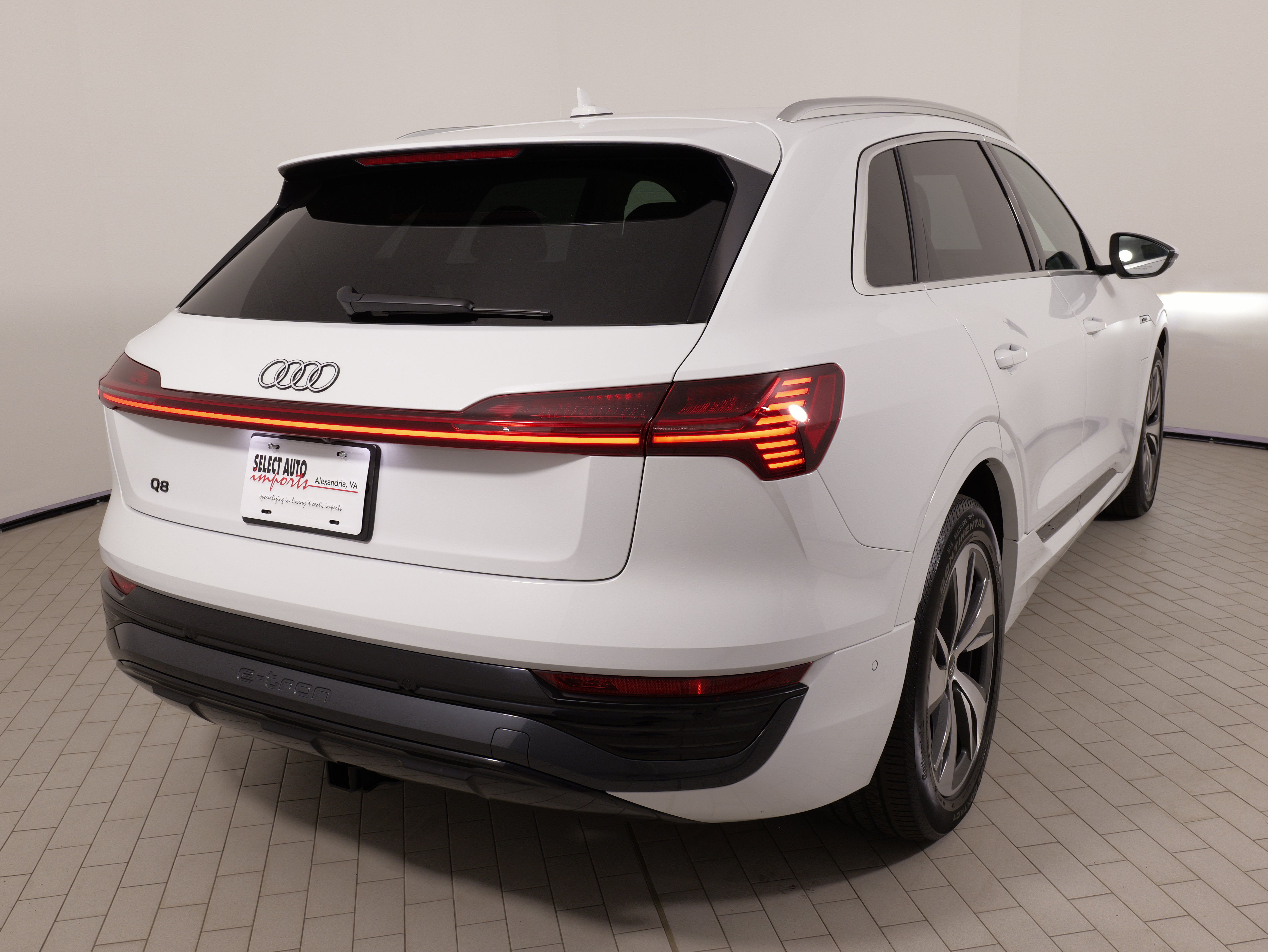 Used 2024 Audi Q8 e-tron Premium Plus w/ Premium Plus Package AWD/4WD image 13