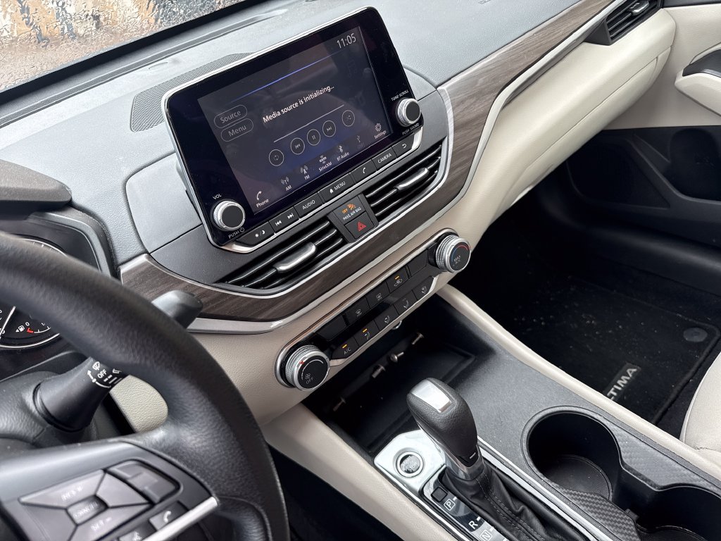 Used 2025 Nissan Altima 2.5 SV FWD image 16