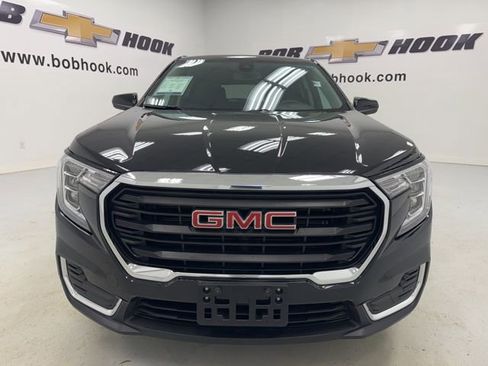 Used 2024 GMC Terrain SLE image 2
