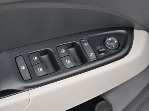 Certified 2025 Hyundai Venue SEL image 19