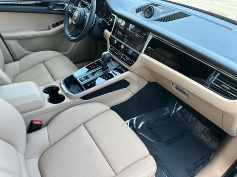 Certified 2025 Porsche Macan AWD/4WD image 17