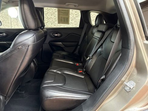 Used 2019 Jeep Cherokee Latitude Plus w/ Comfort/Convenience Group FWD image 14