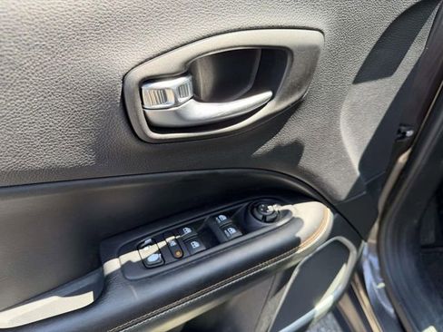 Used 2019 Jeep Compass Latitude w/ Cold Weather Group AWD/4WD image 18