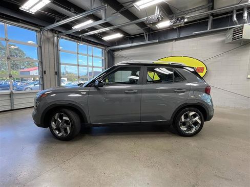 Used 2022 Hyundai Venue Limited FWD image 2