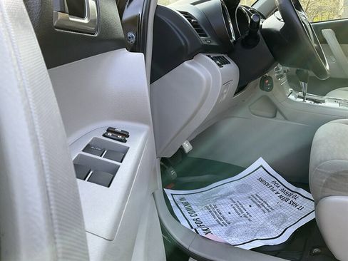 Used 2013 Toyota Highlander Plus AWD/4WD image 21