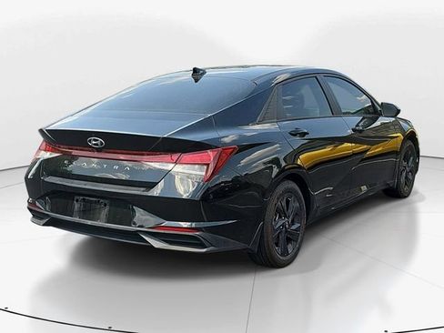 Used 2022 Hyundai Elantra SEL w/ Convenience Package FWD image 3