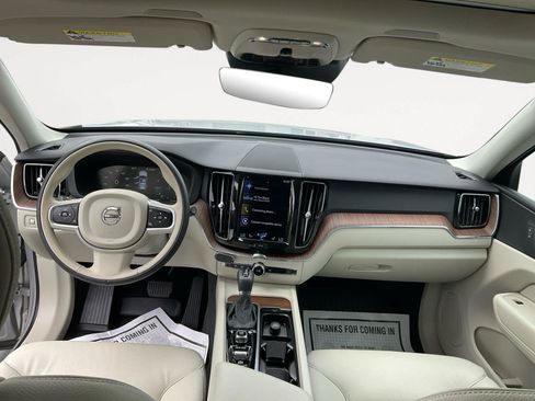 Used 2021 Volvo XC60 T5 Momentum w/ Premium Package AWD/4WD image 10