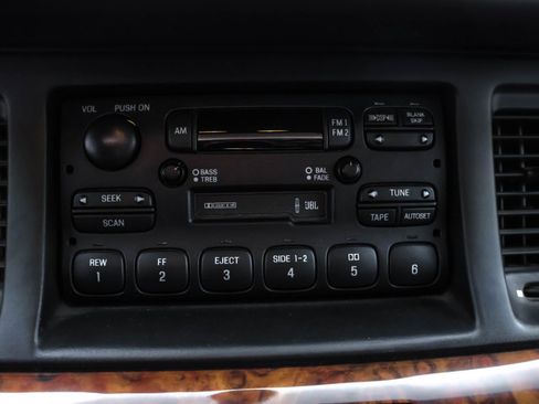 Used 1995 Lincoln Town Car Signature image 10