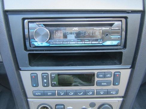 Used 2004 Ford Thunderbird Deluxe image 28