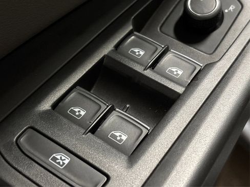 Used 2022 Volkswagen Atlas Cross Sport SE image 37