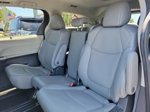 Used 2024 Toyota Sienna XLE FWD image 10