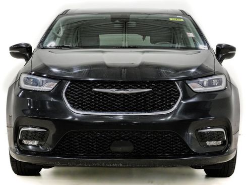 Used 2023 Chrysler Pacifica Touring-L image 2