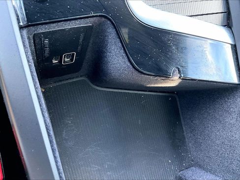 Used 2022 Volvo XC90 T8 R-Design w/ Advanced Package image 33