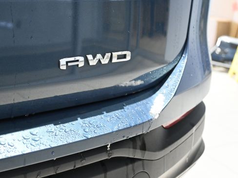 Used 2024 GMC Terrain SLE w/ Driver Convenience Package image 9