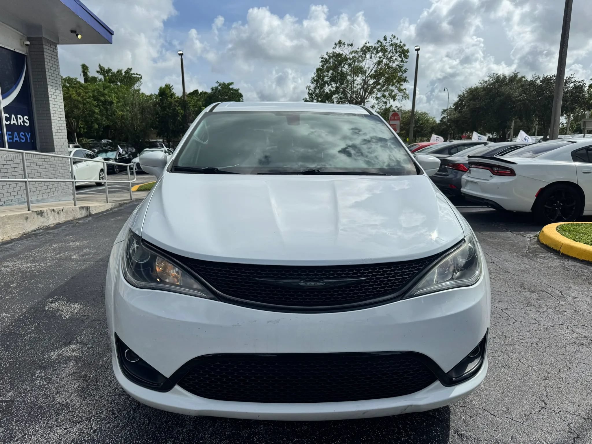 Used 2019 Chrysler Pacifica Touring Plus w/ S Appearance Package FWD image 4