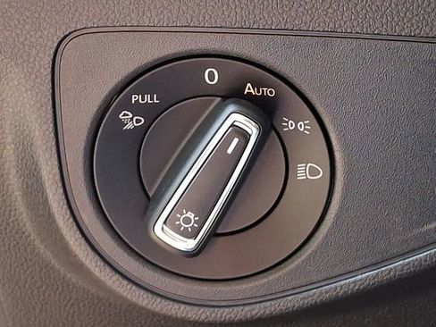 Used 2020 Volkswagen Atlas Cross Sport SE FWD image 23