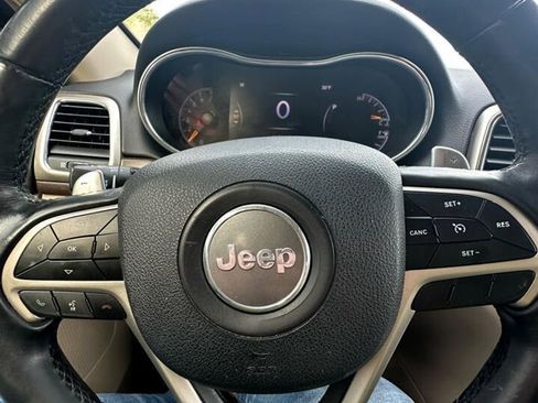 Used 2017 Jeep Grand Cherokee Laredo w/ Quick Order Package 2BE image 9