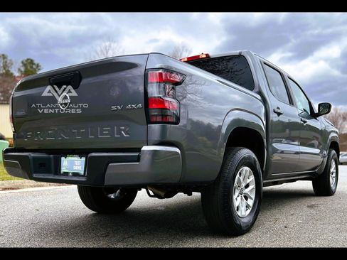 Used 2024 Nissan Frontier SV image 11