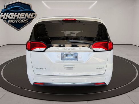 Used 2017 Chrysler Pacifica Limited FWD image 4