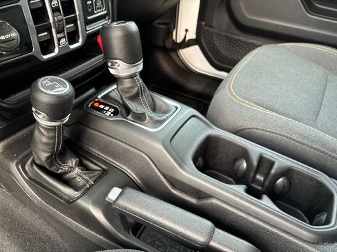 Used 2026 Jeep Wrangler Unlimited Sahara AWD/4WD image 15