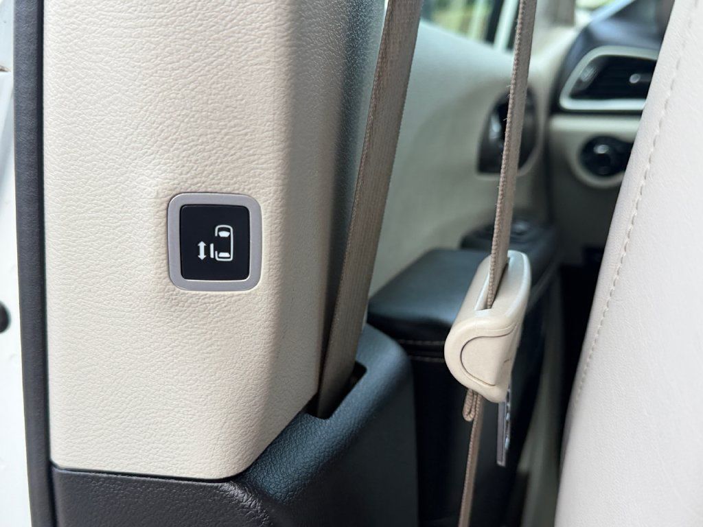 Used 2021 Chrysler Voyager Lxi FWD image 22
