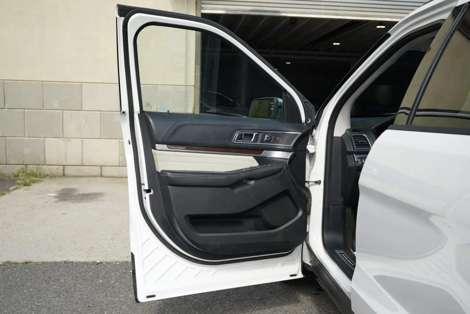 Used 2017 Ford Explorer Platinum AWD/4WD image 18