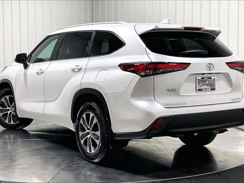 Used 2023 Toyota Highlander XLE AWD/4WD image 12