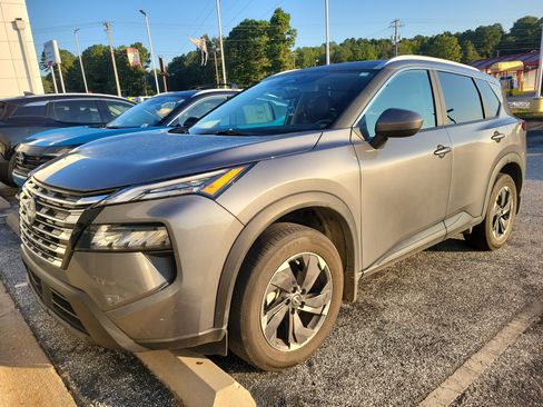Used 2025 Nissan Rogue SV w/ SV Premium Package FWD image 1