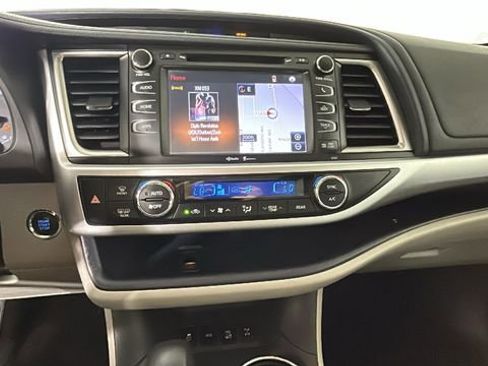 Used 2015 Toyota Highlander XLE AWD/4WD image 24